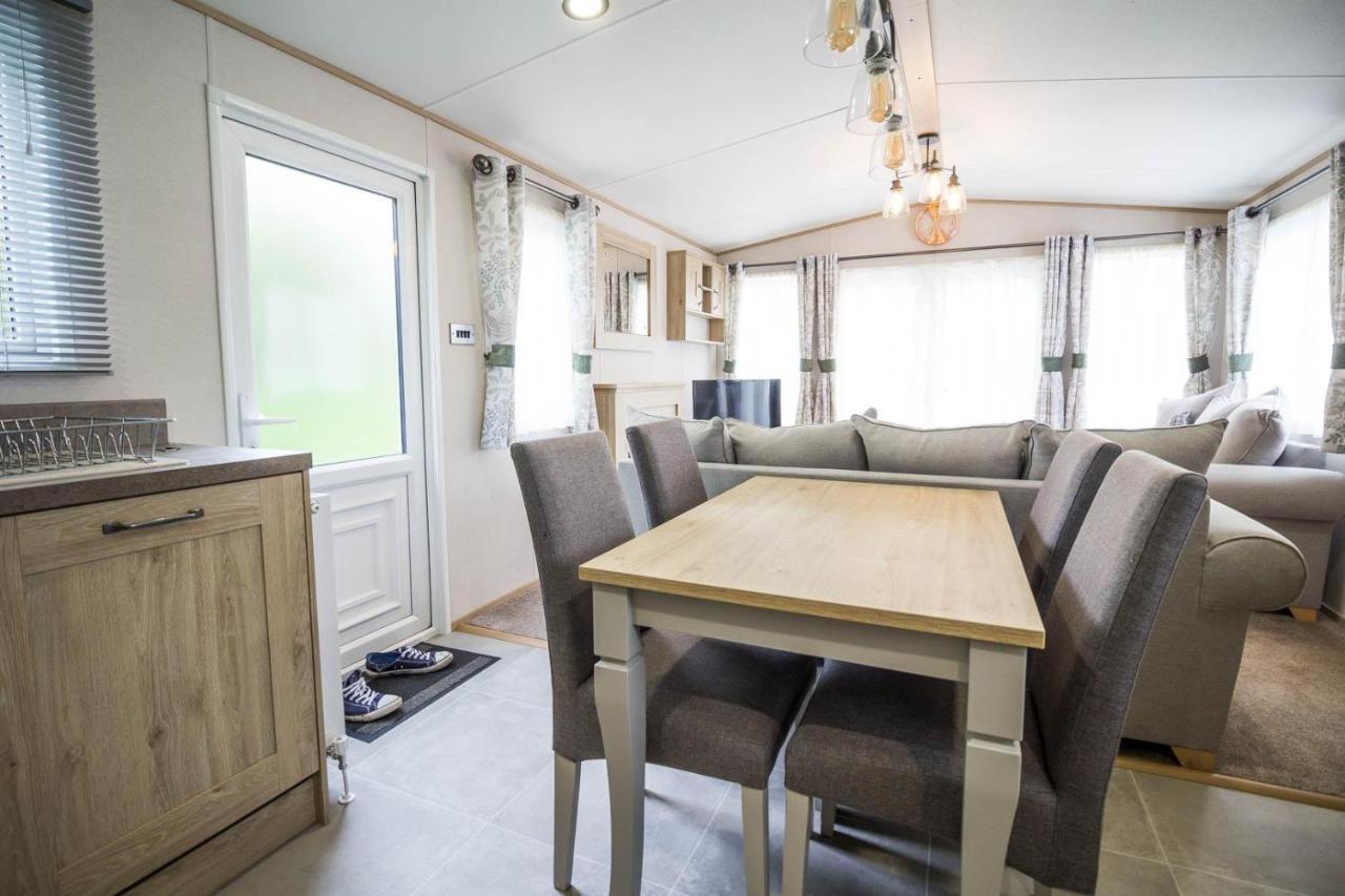 Beautiful 6 Berth Caravan With Decking At Southview Holiday Park Ref 33024O Hotel Skegness Exterior photo